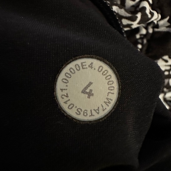 Lululemon Tracker Short V 4” – Sporadic Black Rhino Grey Size 4 - Picture 8 of 8